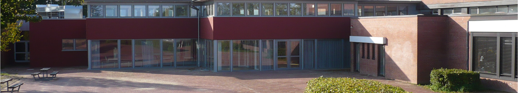 Bild vom Schulhof Gebäude bei Sonnenschein